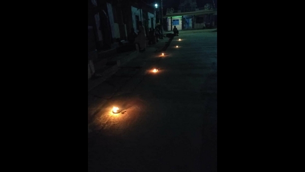 ಬಾಗಿಲು ತಟ್ಟಿದ ಮಹಿಳೆಯರು