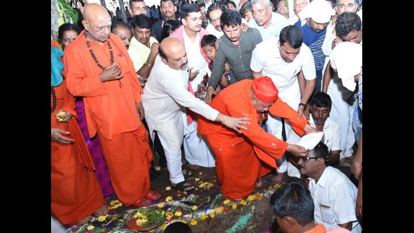 ಸರ್ಕಾರಿ ಗೌರವ ಸಮರ್ಪಣೆ