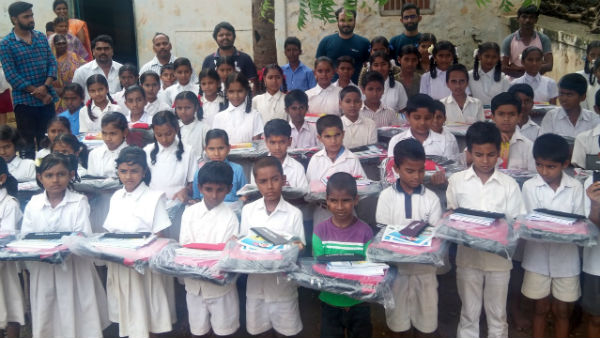  ಹಾಳೆಗಳಲ್ಲೇ ನೋಟ್ ಬುಕ್ ತಯಾರಿಸಿ ಬಡಮಕ್ಕಳಿಗೆ ವಿತರಣೆ