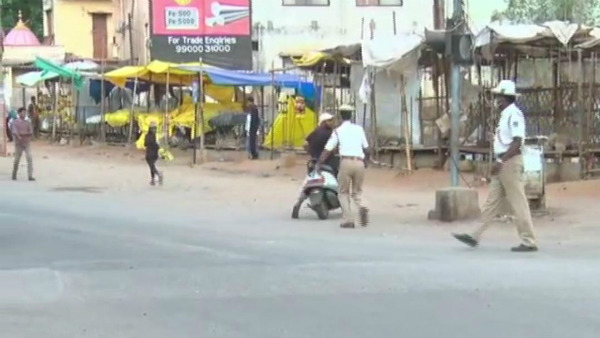 Lockdown Ignore: Light Lathi lash In Chitradurga