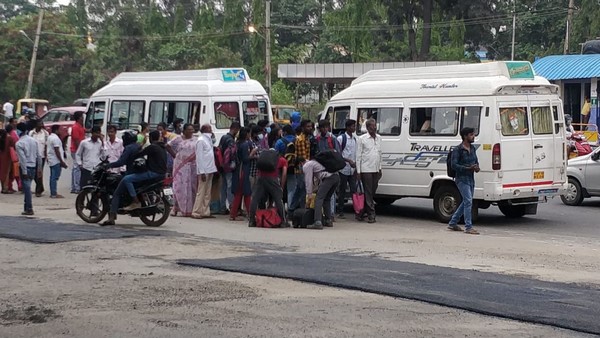 ಖಾಸಗಿ ಬಸ್ಸುಗಳು, ಟೆಂಪೋ ಟ್ರಾವೆಲರ್ ಗಳು ಓಡಾಡುತ್ತಿವೆ 