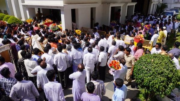 Coronavirus Scare: Crowd In Front Of DK Shivakumar house