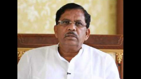 ಹೊರಗೆ ಕೂಡಿಸಿ ಹೇರ್ ಕಟ್ ಮಾಡುತ್ತಿದ್ದರು