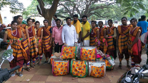 ಯುವತಿಯರ ತಂಡ