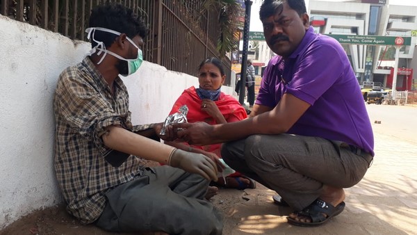 ಕೊರೊನಾ ವೈರಸ್ ಭಿಕಗ್ಷಕರಿಗೆ ಮಾಸ್ಕ್‌ ಹಾಕಿ ತಿಳಿವಳಿಕೆ