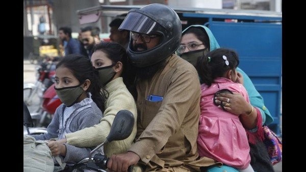 ಮಾಸ್ಕ್ ನ ನೆರಿಗೆಗಳನ್ನು ಬಿಚ್ಚಿಡಬೇಕು. ಆ ನೆರಿಗೆಗಳು ಕೆಳಮುಖವಾಗಿರಬೇಕು 