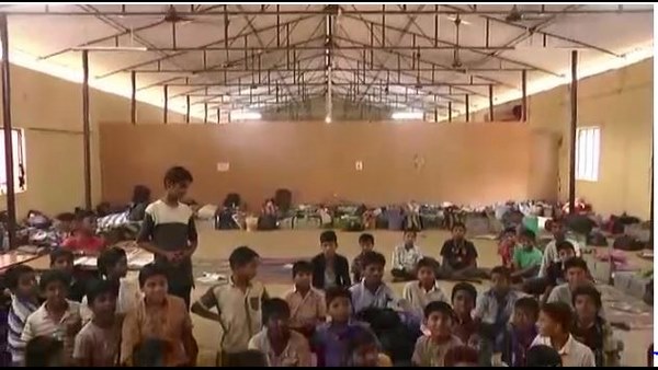  ಕೋಳಿ ಫಾರ್ಮ್ ನಲ್ಲಿ ನಡೆಯುತ್ತಿದೆ ವಸತಿ ಶಾಲೆ