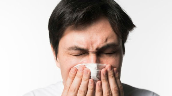 Corona Fear Man Beaten Up For Sneezing In Maharashtra Corona Fear Man Beaten Up For Sneezing In Maharashtra