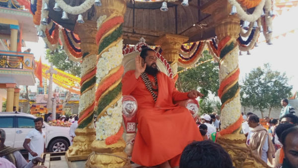 ಸ್ವಾಮೀಜಿ ಬಗ್ಗೆ ಊರವರ ಆಕ್ರೋಶ ಸ್ವಾಮೀಜಿ ಬಗ್ಗೆ ಊರವರ ಆಕ್ರೋಶ