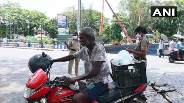 Gireesh A Coconut Tree Climber Provides Food To Police Personnel
