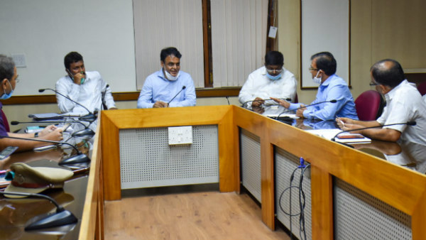 ಇಬ್ಬರನ್ನು ಸಮಧಾನಪಡಿಸುವಲ್ಲಿ ಹೈರಾಣರಾದ ಡಿಸಿಎಂ 