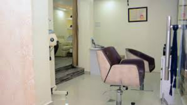 ಮನೆಗಳ ಬಳಿ ಬಂದು ಕ್ಷೌರ ಮಾಡುತ್ತಿದ್ದಾರೆ