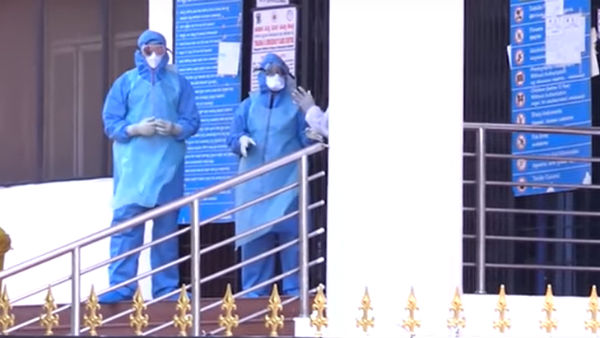 ಆಸ್ಪತ್ರೆ ಎದುರೆ ಧೂಮಪಾನ, ಮಾಸ್ಕ್ ಇಲ್ಲದೆ ಜನರ ಓಡಾಟ