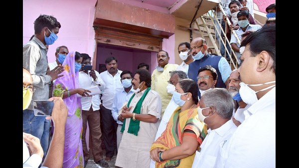 ರೈತನ ಕುಟುಂಬಕ್ಕೆ 5 ಲಕ್ಷ ರೂ. ಪರಿಹಾರ ವಿತರಿಸಿದ ಕೃಷಿ ಸಚಿವರು 