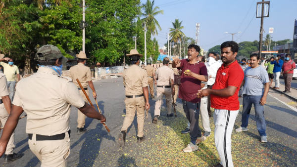 Flower Rain From People To Corona Awareness Police In Channapattana Flower Rain From People To Corona Awareness Police In Channapattana