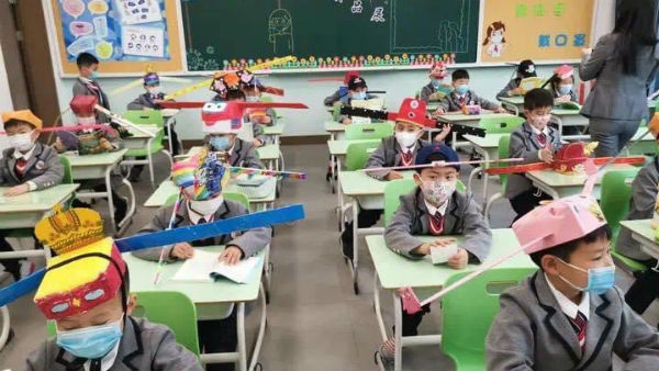 China Schools Students Have To Wear Unique Headgear To Maintain Social Distance China Schools Students Have To Wear Unique Headgear To Maintain Social Distance
