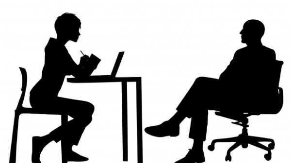 ಬಾಸ್ ತನ್ನ ಅಸಿಸ್ಟೆಂಟ್ ಗೆ ಫೋನ್ ಮಾಡುತ್ತಾನೆ 