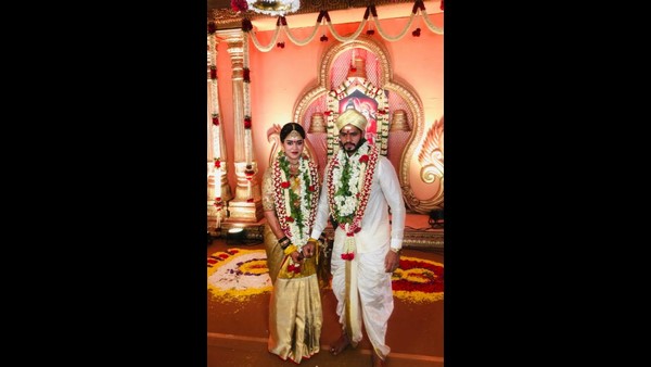  ನವ ದಂಪತಿಗಳಿಗೆ ಆಶೀರ್ವದಿಸಿದ ಕುಟುಂಬಸ್ಥರು