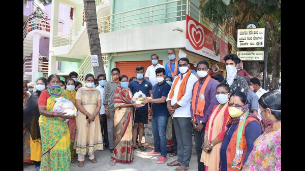 ಶುಚಿತ್ವವನ್ನು ಕಾಪಾಡಿಕೊಂಡು ಊಟ ವಿತರಣೆ 