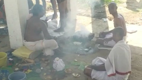 More Than 100 People Gathered Near Korpalayyana Chatra In Between Lockdown In Shivamogga More Than 100 People Gathered Near Korpalayyana Chatra In Between Lockdown In Shivamogga