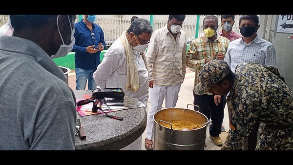 ಸಿದ್ದರಾಮಯ್ಯರೊಂದಿಗೆ ಮಾತನಾಡಿದ್ದ ಯಡಿಯೂರಪ್ಪ ಸಿದ್ದರಾಮಯ್ಯರೊಂದಿಗೆ ಮಾತನಾಡಿದ್ದ ಯಡಿಯೂರಪ್ಪ