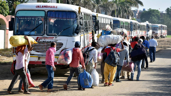 ಗಡಿಯೊಳಗೆ ಪೊಲೀಸರು ಬಿಡುತ್ತಿಲ್ಲ 