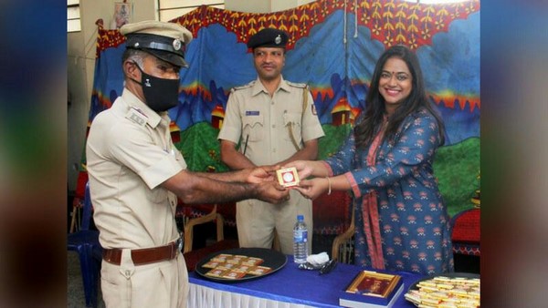 ಬಡ ಕುಂಟುಂಬಗಳಿಗೆ ಶೃತಿ ನಾಯ್ಡು ನೆರವು