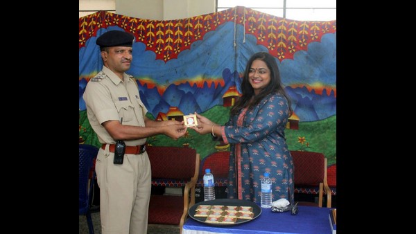 ಪೊಲೀಸರು ಅಪಾಯಕಾರಿ ಸ್ಥಳದಲ್ಲೂ ಕರ್ತವ್ಯ