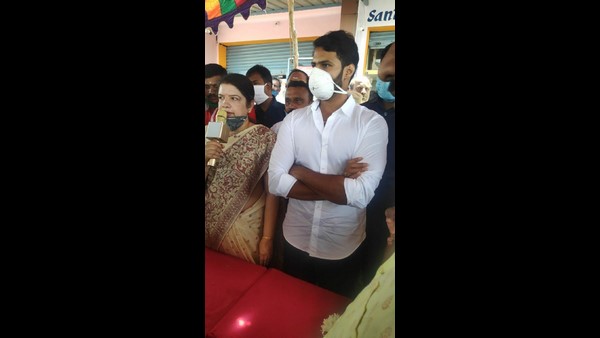 Anitha Kumaraswamy And Nikhil Kumar Distributed Ration Kits In Ramanagar