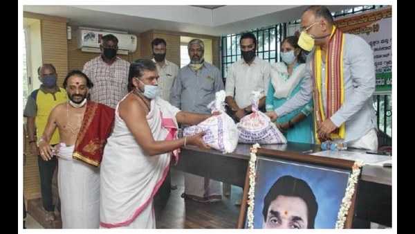 Dinesh Gundurao Archakara Okkoota distributes Ration Kits to Hindu Priests 