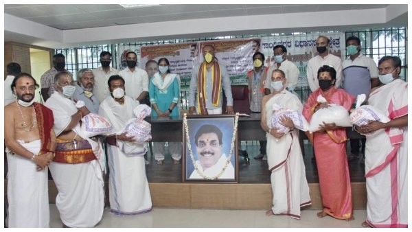 Dinesh Gundurao Archakara Okkoota distributes Ration Kits to Hindu Priests 