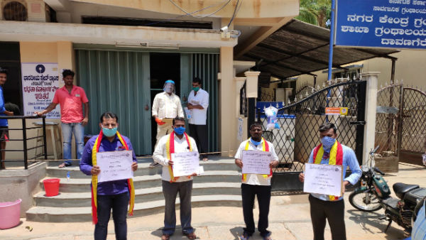 Kannada Organizations Protest Against SBI Bank In Davanagere Kannada Organizations Protest Against SBI Bank In Davanagere