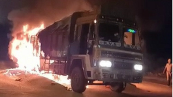 Fire Broke Out In Lorry On Road In Hiriyuru Fire Broke Out In Lorry On Road In Hiriyuru