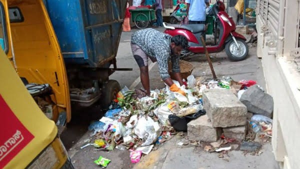 ಕಸ ಆಯುವವರು ಬಂದಾಗ ಕಸ ನೀಡಲು ಆಗುವುದಿಲ್ಲ