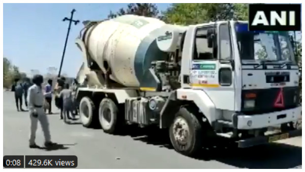 ಮಿಕ್ಸರ್ ಒಳಗೆ ಕಾರ್ಮಿಕರು