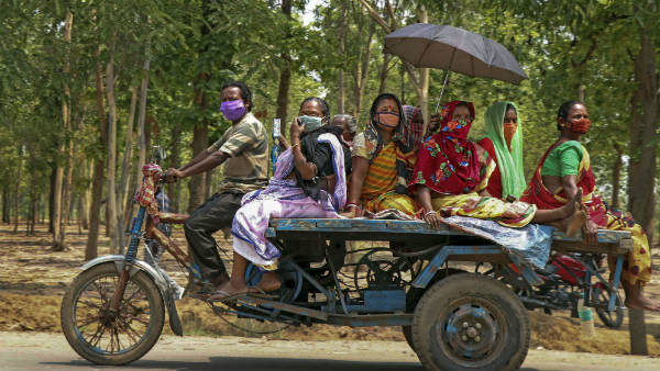 ಮಡದಿ ಮಕ್ಕಳೊಂದಿಗೆ ಆಟೋದಲ್ಲಿ ಪ್ರಯಾಣ