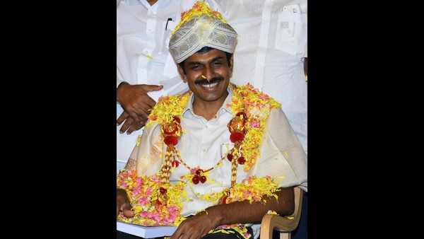  ಸಂವಿಧಾನ ಪುಸ್ತಕ ನೀಡಿ ಗೌರವ 