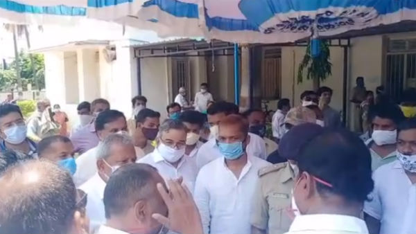 Davanagere District Incharge Minister Bhairathi Basavaraj Not Maintained Social Distance