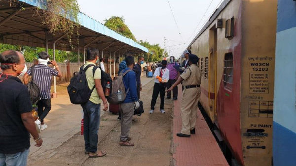 ಸಾಮಾಜಿಕ ಅಂತರ ಕಾಪಾಡಬೇಕು 