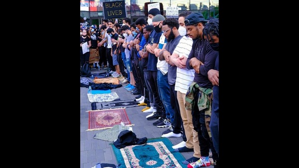 ಶಾಂತವಾಗಿ ನಡೆಯುತ್ತಿದೆ ಪ್ರತಿಭಟನೆ ಶಾಂತವಾಗಿ ನಡೆಯುತ್ತಿದೆ ಪ್ರತಿಭಟನೆ