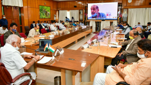 ಖಾಸಗಿ ಆಸ್ಪತ್ರೆಗಳಲ್ಲಿ ಚಿಕಿತ್ಸೆ ಖಾಸಗಿ ಆಸ್ಪತ್ರೆಗಳಲ್ಲಿ ಚಿಕಿತ್ಸೆ