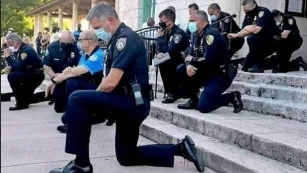 ಮಂಡಿಯೂರಿದ್ದ ಪೊಲೀಸರು 