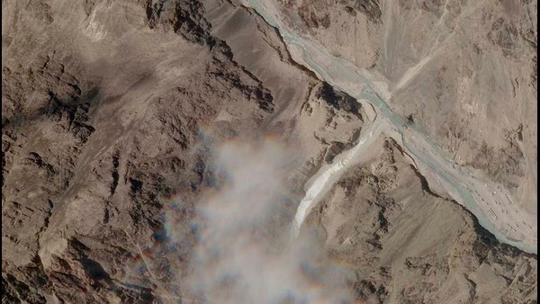 ಗಡಿಯಲ್ಲಿ ನದಿಗೆ ಅಡ್ಡಲಾಗಿ ನಿಂತಿರುವ ಬುಲ್ಡೋಜರ್ಸ್ 