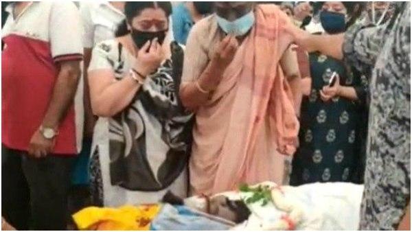 ಬೃಂದಾವನದಲ್ಲಿ ಅಂತ್ಯ ಸಂಸ್ಕಾರ ಬೃಂದಾವನದಲ್ಲಿ ಅಂತ್ಯ ಸಂಸ್ಕಾರ