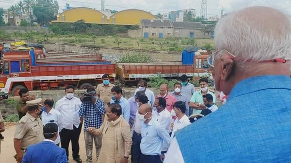 Davanagere: Social Distance Violation By Union Minister Suresh Angadi