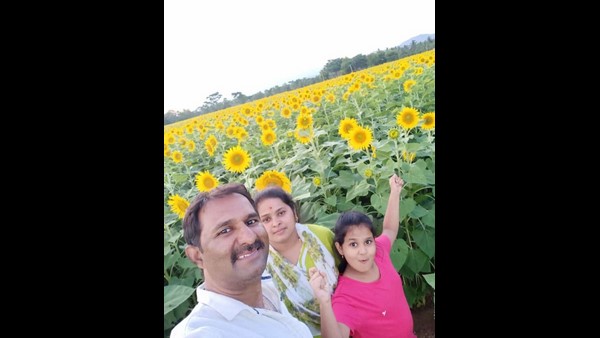 ಸುಂದರ ಹೂವಿನೊಂದಿಗೆ ಸೆಲ್ಫಿ 