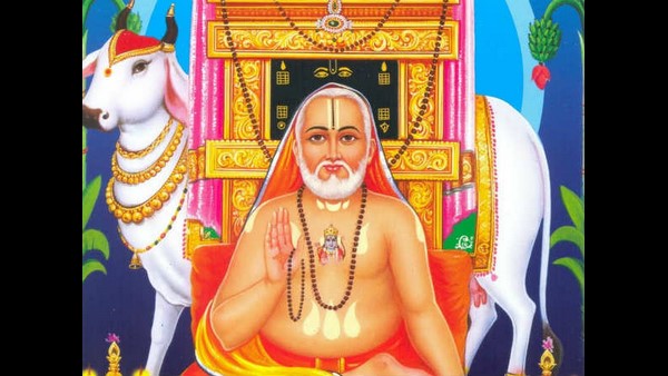 ಹೊರಗಡೆಯಿಂದಲೇ ರಾಯರಿಗೆ ನಮಿಸಿದ ಭಕ್ತರು 