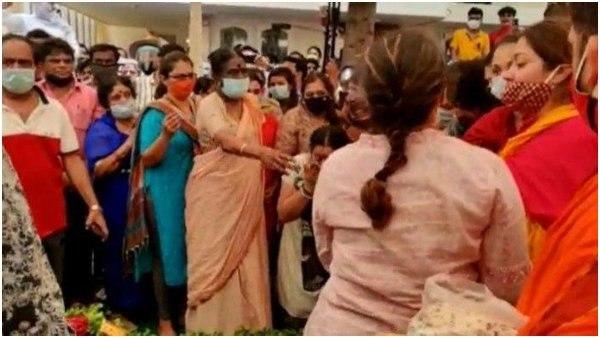 ಚಿರು ತಬ್ಬಿ ಅತ್ತ ಪತ್ನಿ ಮೇಘನಾ ಚಿರು ತಬ್ಬಿ ಅತ್ತ ಪತ್ನಿ ಮೇಘನಾ