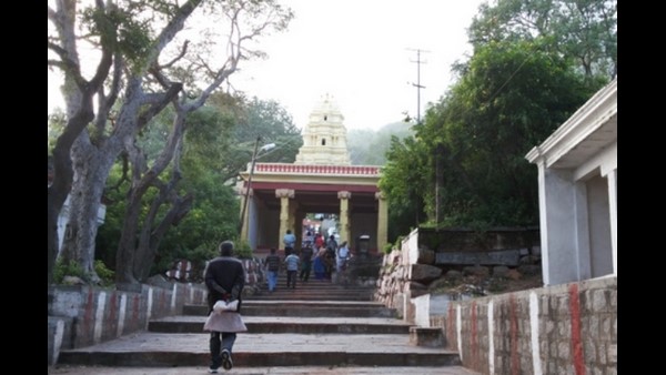 ಪೊಲೀಸ್ ಸಿಬ್ಬಂದಿಯನ್ನು ಇಲ್ಲಿ ಕಾವಲು ಹಾಕಲಾಗಿದೆ