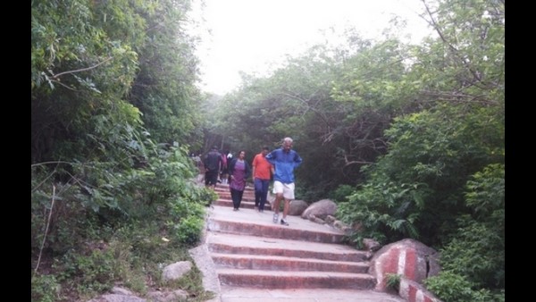 ಕೆಲವರು ಮೆಟ್ಟಿಲೇರಿ ಬಳಿಕ ಕೆಳಕ್ಕೆ ಇಳಿಯುತ್ತಿದ್ದರು